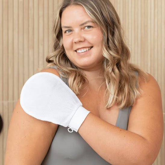 Gant exfoliant blanc en microfibre pour exfolier la peau sous la douche
