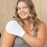 Gant exfoliant blanc en microfibre pour exfolier la peau sous la douche
